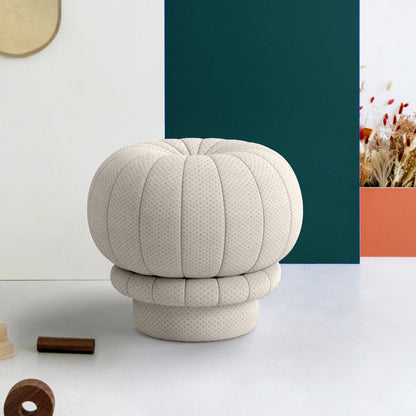 Claudie, Pouf