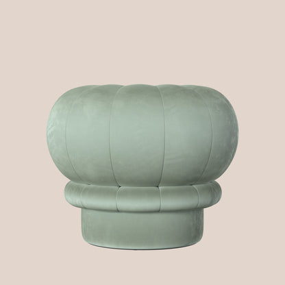 Claudie, Pouf