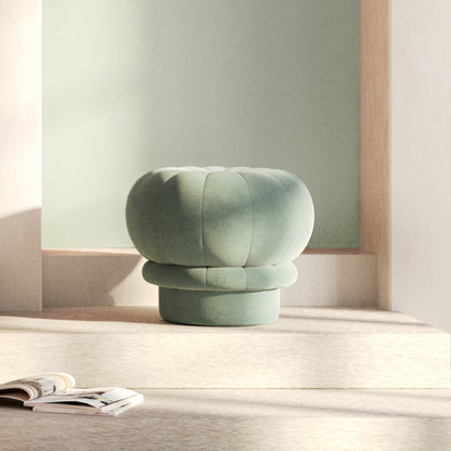 Claudie, Pouf