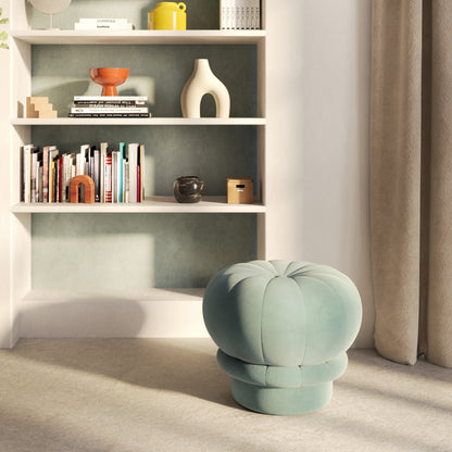 Claudie, Pouf